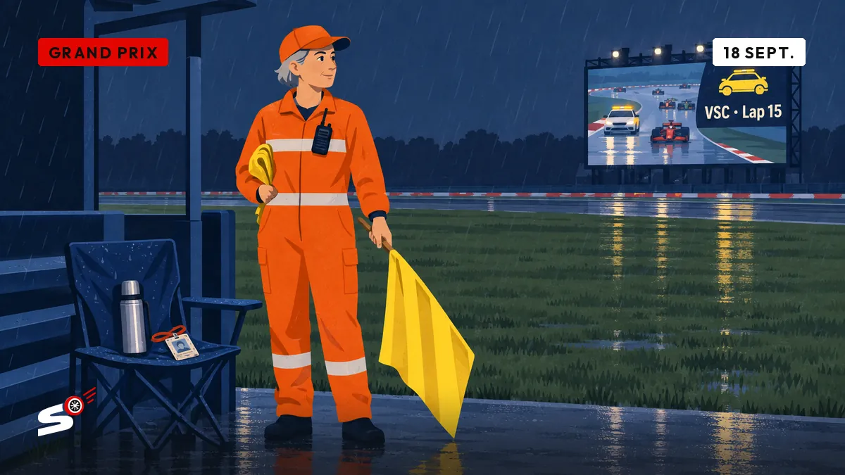Une commissaire de piste en orange, seule à son poste sous la pluie, lève un drapeau jaune en tissu devant une chaise de camping, un thermos et un badge. Au loin, un écran géant affiche « VSC · Lap 15 ».
